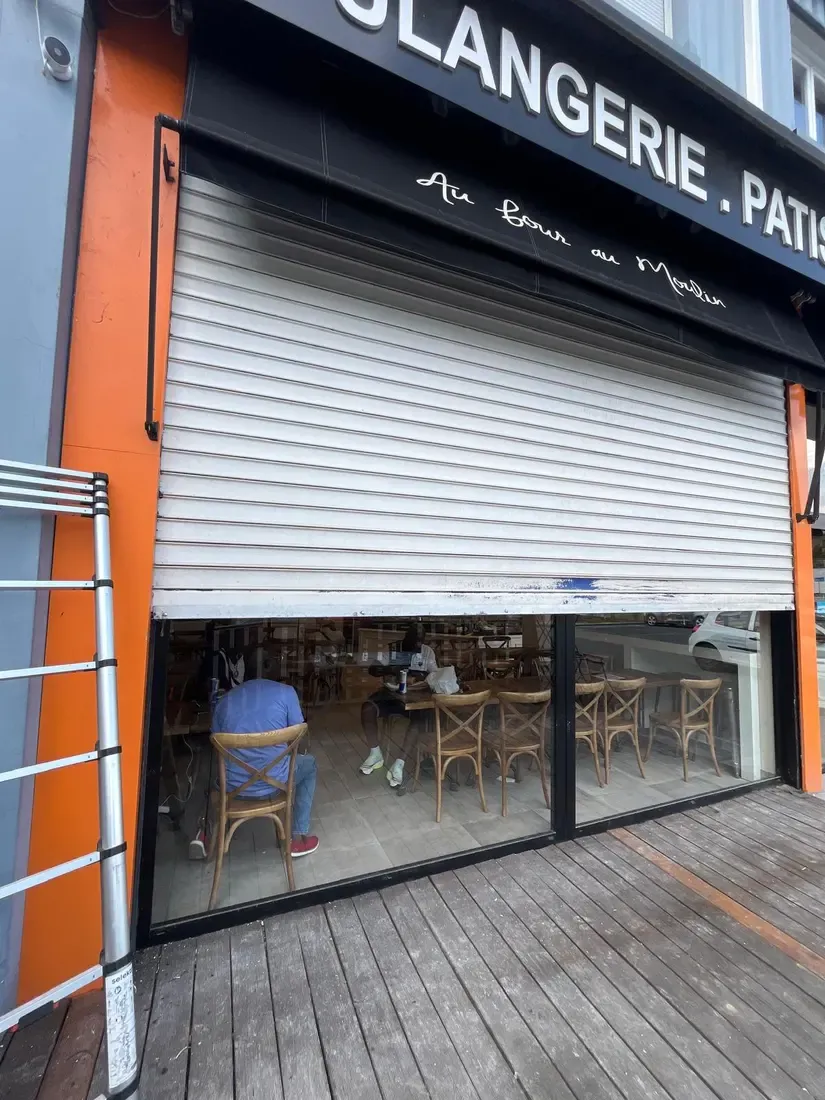 Après intervention : rideaux bloqué — boulangerie