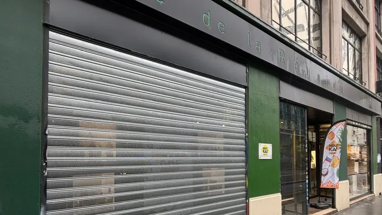 Artisan en intervention sur un rideau métallique, secteur Paris Centre — Portech Fermeture