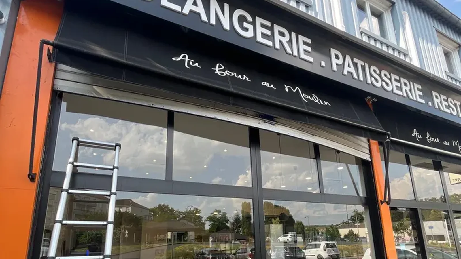 Artisan en intervention sur un rideau métallique, secteur Paris Sud — Portech Fermeture